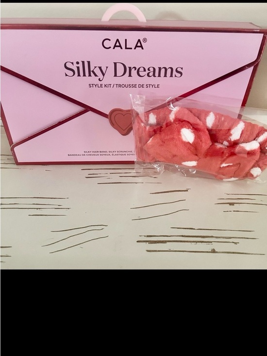 Cala Accessories - CALA Silky Dreams. 2 Silky Pillowcases With
3 Hair Accessories. NIB